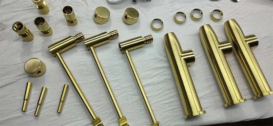 Maszyna do pokrycia próżniowego PVD z uchwytem odwrotnym do zadrapań, stabilnym systemem produkcji i pełnym sterowaniem automatycznym