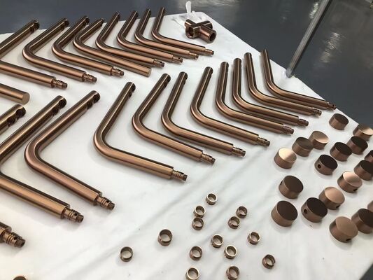 Luksusowe wykończenia metalowe matte i lustrzane poprzez PVD ulepszenie wyglądu kranów sanitarnych, popularne w wysokiej klasy łazienkach i kuchniach marek sanitaryjnych